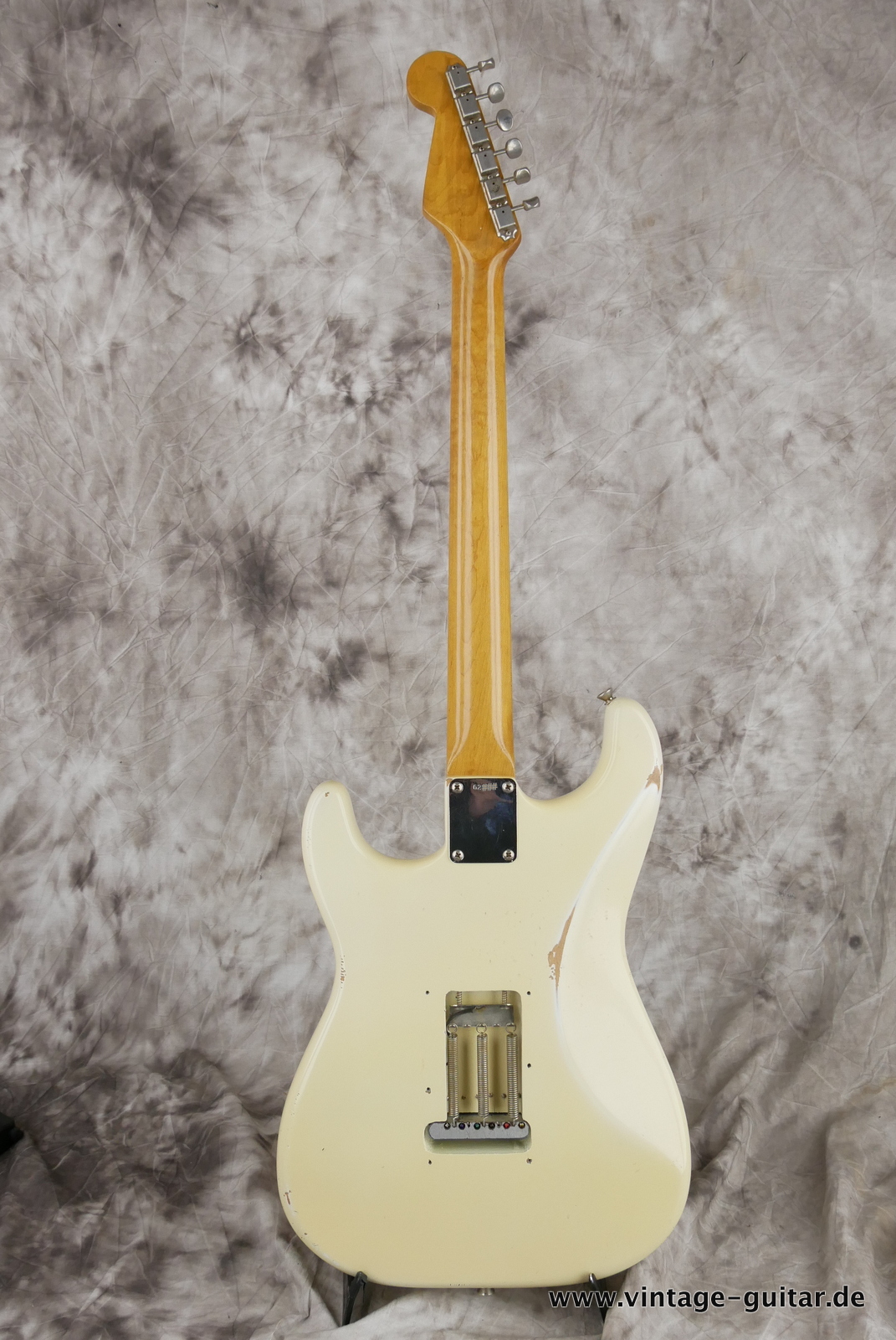 img/vintage/5120/Fender_Stratocaster_pre_CBS_slab_board_olympic_white_refin_1961-002.JPG