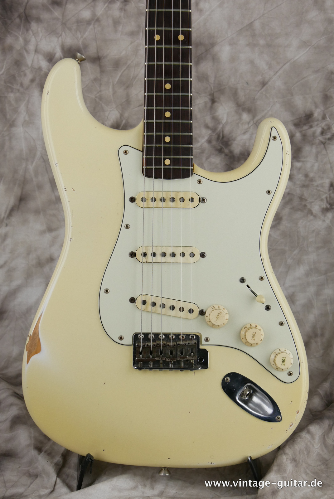 Fender_Stratocaster_pre_CBS_slab_board_olympic_white_refin_1961-003.JPG