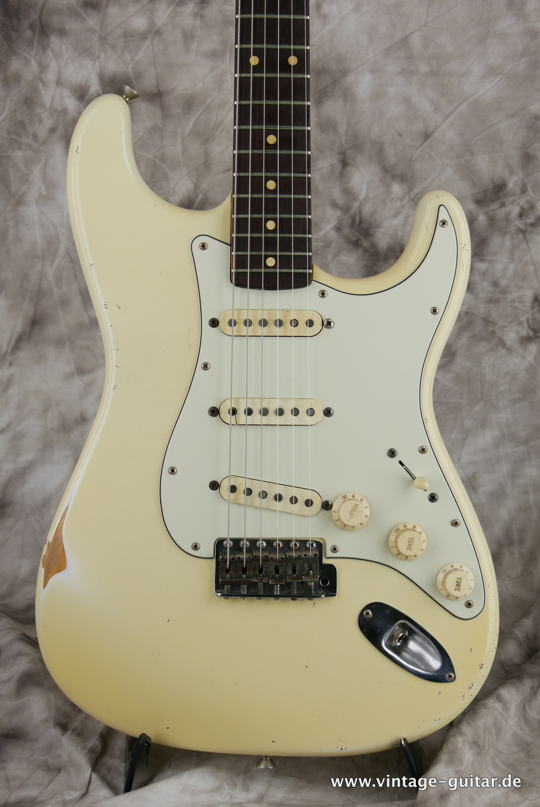 img/vintage/5120/Fender_Stratocaster_pre_CBS_slab_board_olympic_white_refin_1961-003.JPG