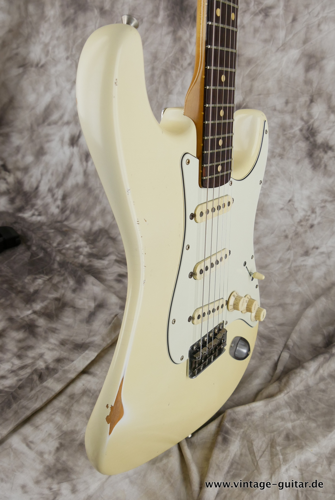 Fender_Stratocaster_pre_CBS_slab_board_olympic_white_refin_1961-005.JPG