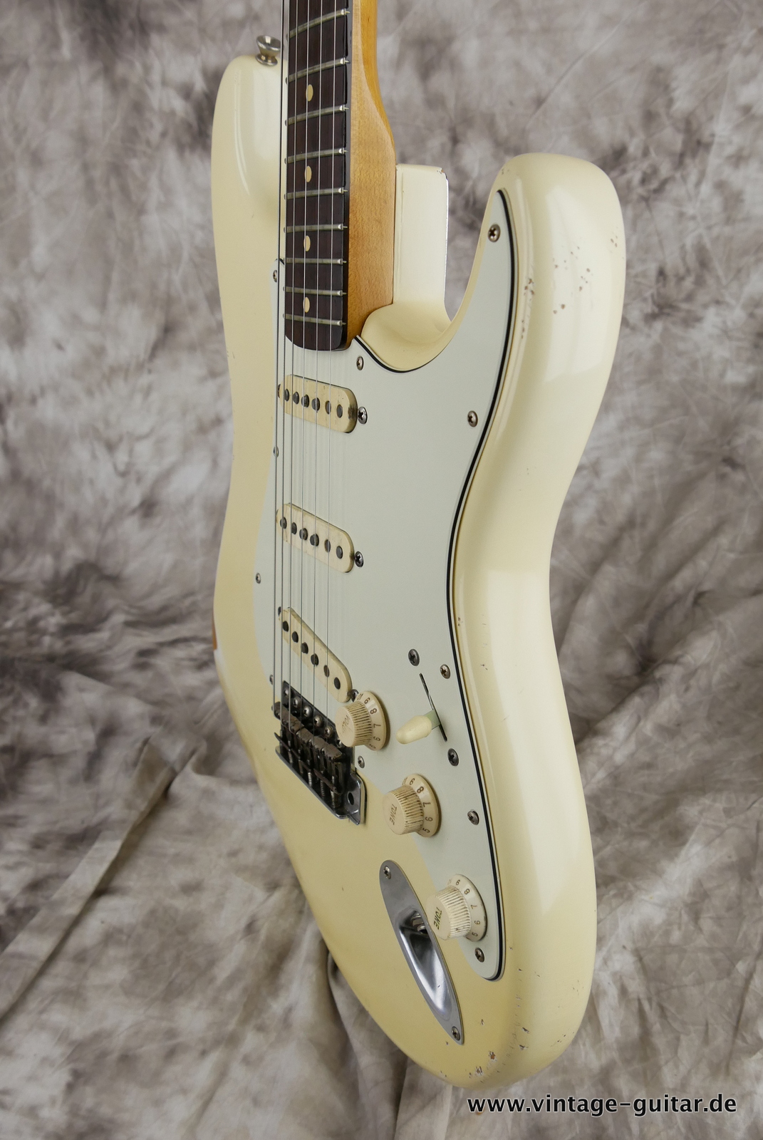 Fender_Stratocaster_pre_CBS_slab_board_olympic_white_refin_1961-006.JPG