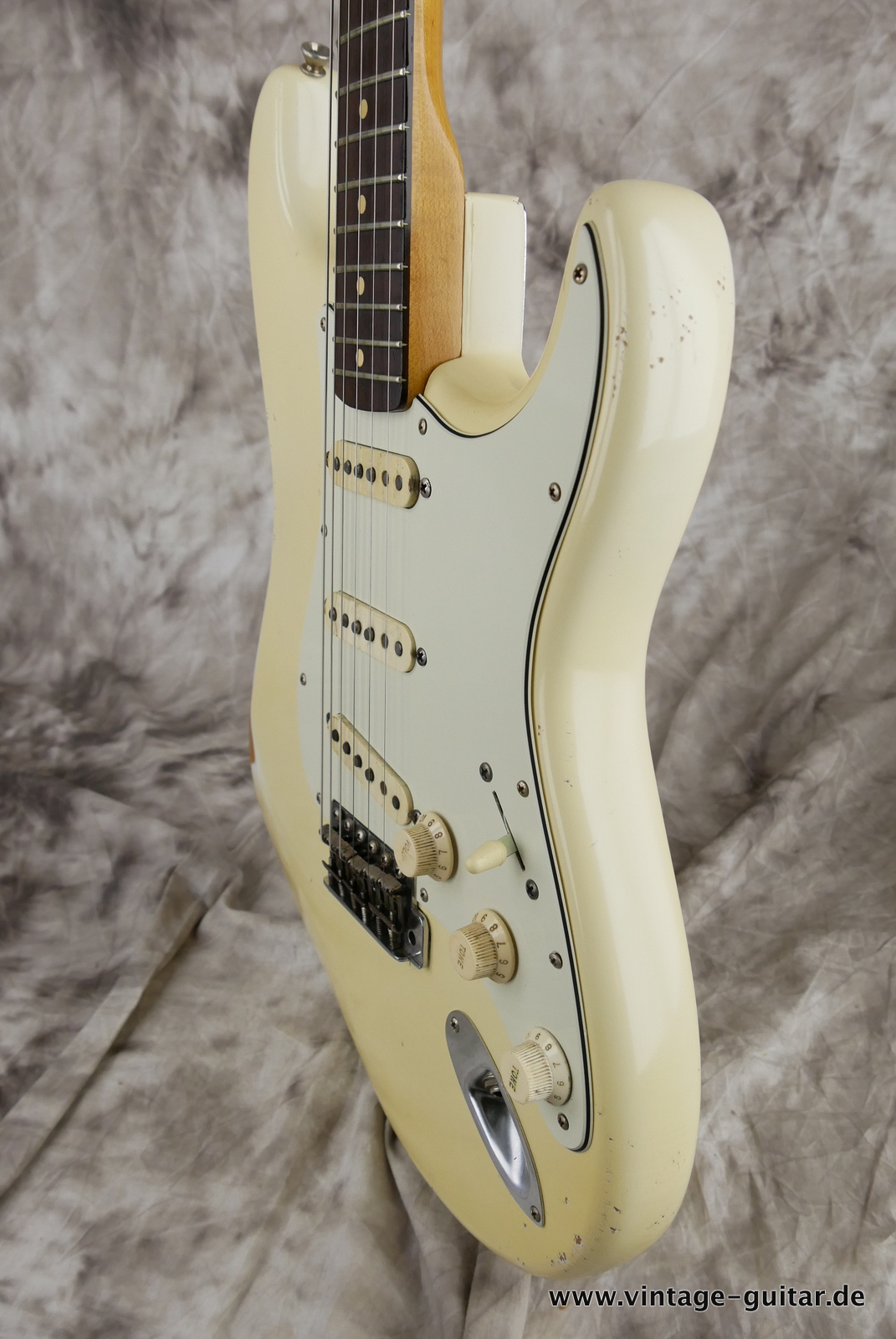 img/vintage/5120/Fender_Stratocaster_pre_CBS_slab_board_olympic_white_refin_1961-006.JPG