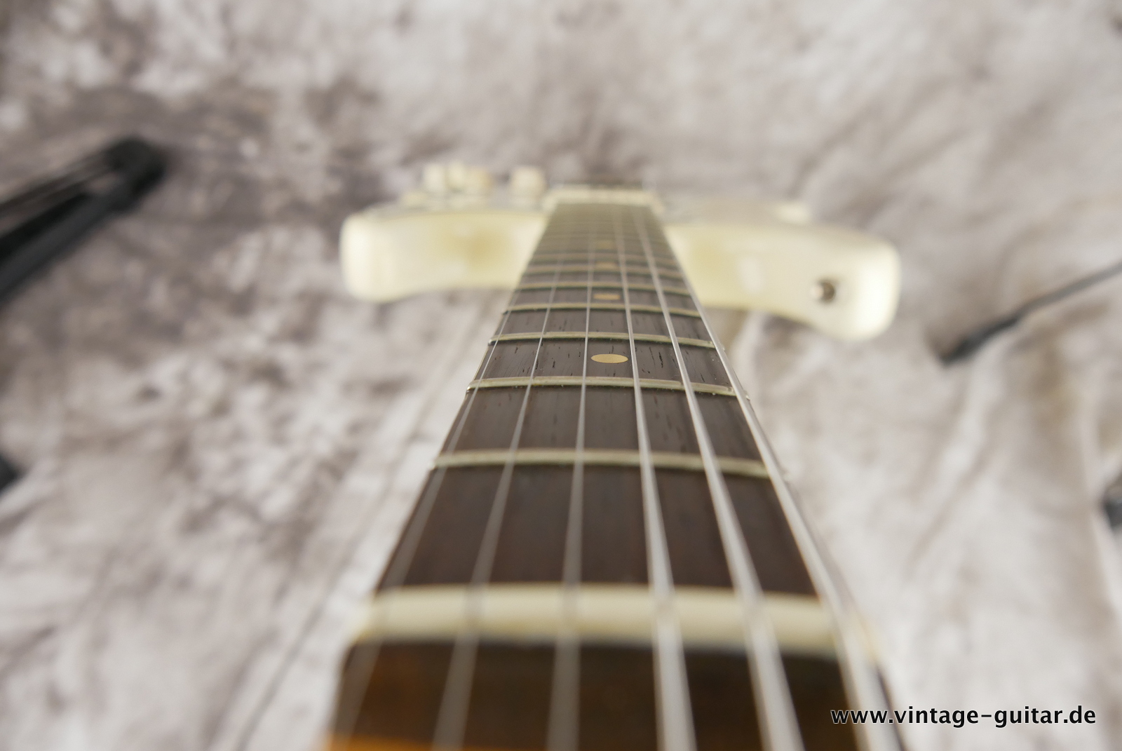 Fender_Stratocaster_pre_CBS_slab_board_olympic_white_refin_1961-013.JPG