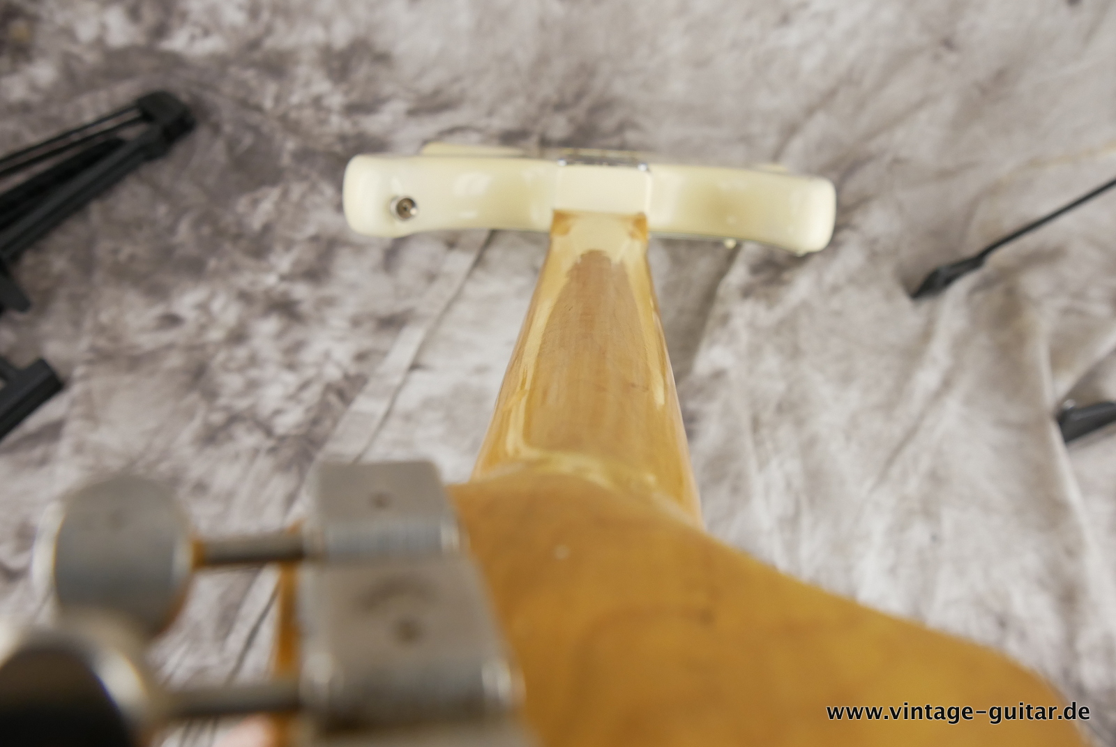 Fender_Stratocaster_pre_CBS_slab_board_olympic_white_refin_1961-014.JPG