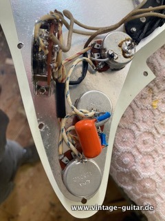 img/vintage/5120/Fender_Stratocaster_pre_CBS_slab_board_olympic_white_refin_1961-018.JPG