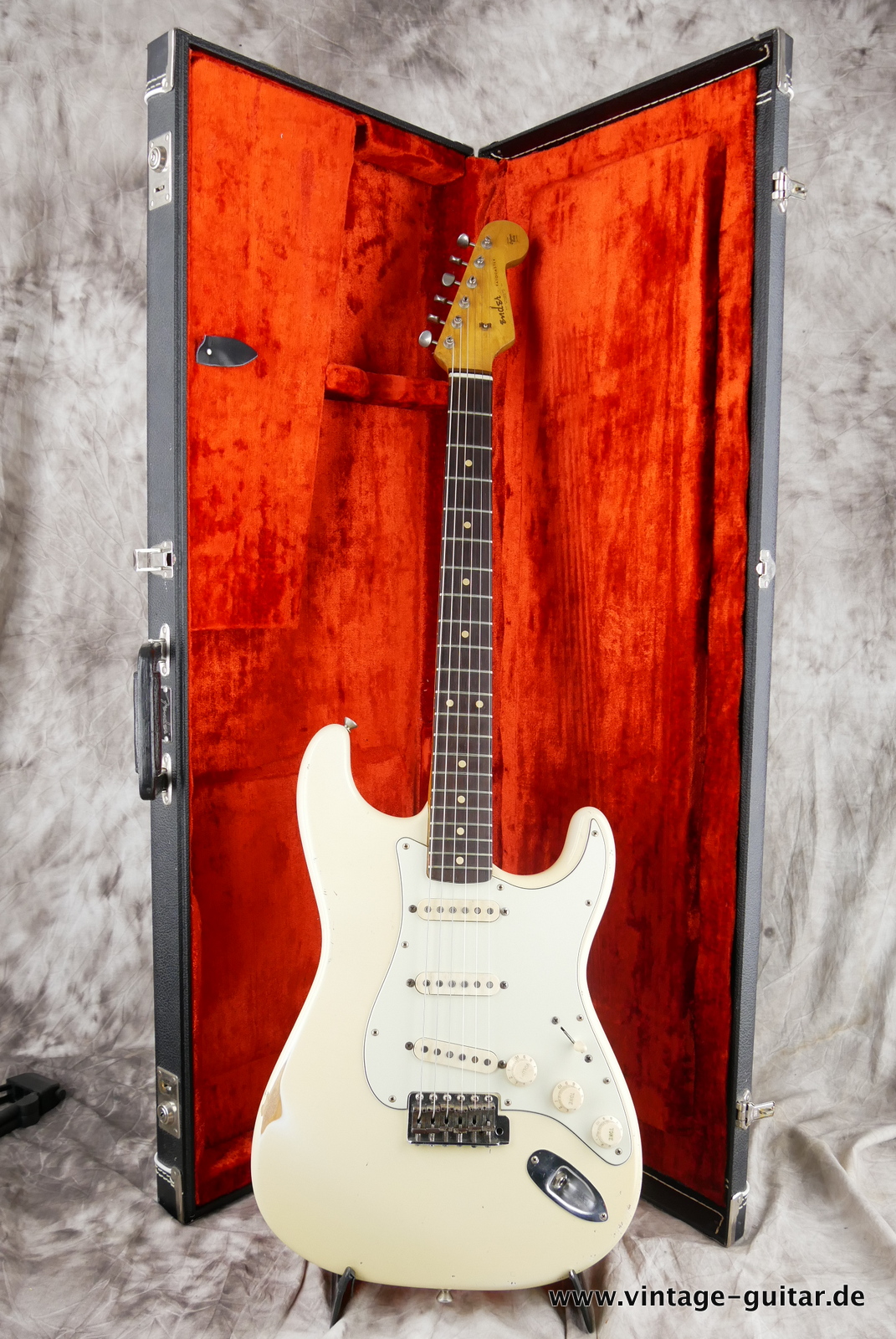 Fender_Stratocaster_pre_CBS_slab_board_olympic_white_refin_1961-019.JPG