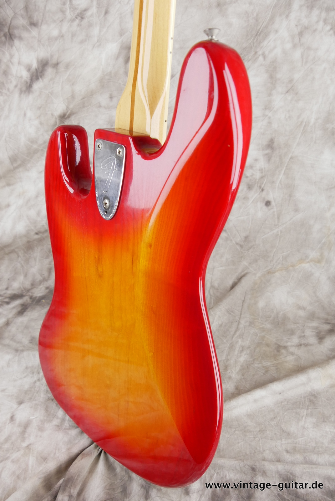 Fender_Jazz_Bass_USA_cherry_burst_1980-008.JPG