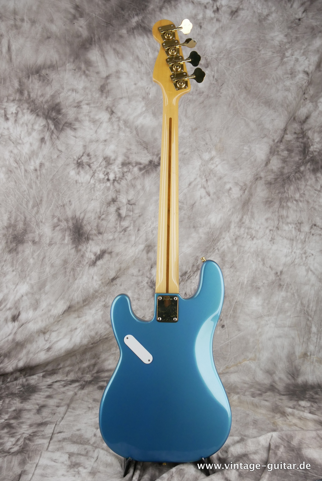 Fender_Precision_Special_USA_lake_placid_blue_1983-002.JPG