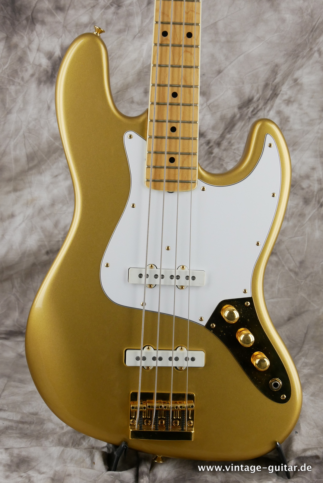 Fender_Jazz_Bass_collectors_series_USA_gold_metallic_1982-003.JPG