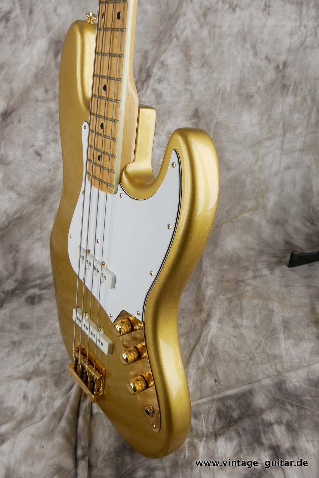 Fender_Jazz_Bass_collectors_series_USA_gold_metallic_1982-006.JPG