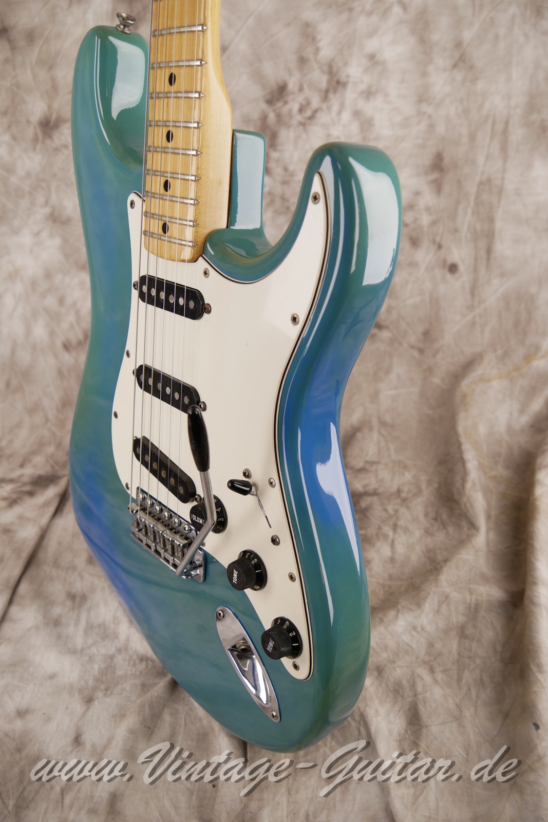 img/vintage/5149/Fender_Stratocaster_USA_maui_blue_1978-010.jpg