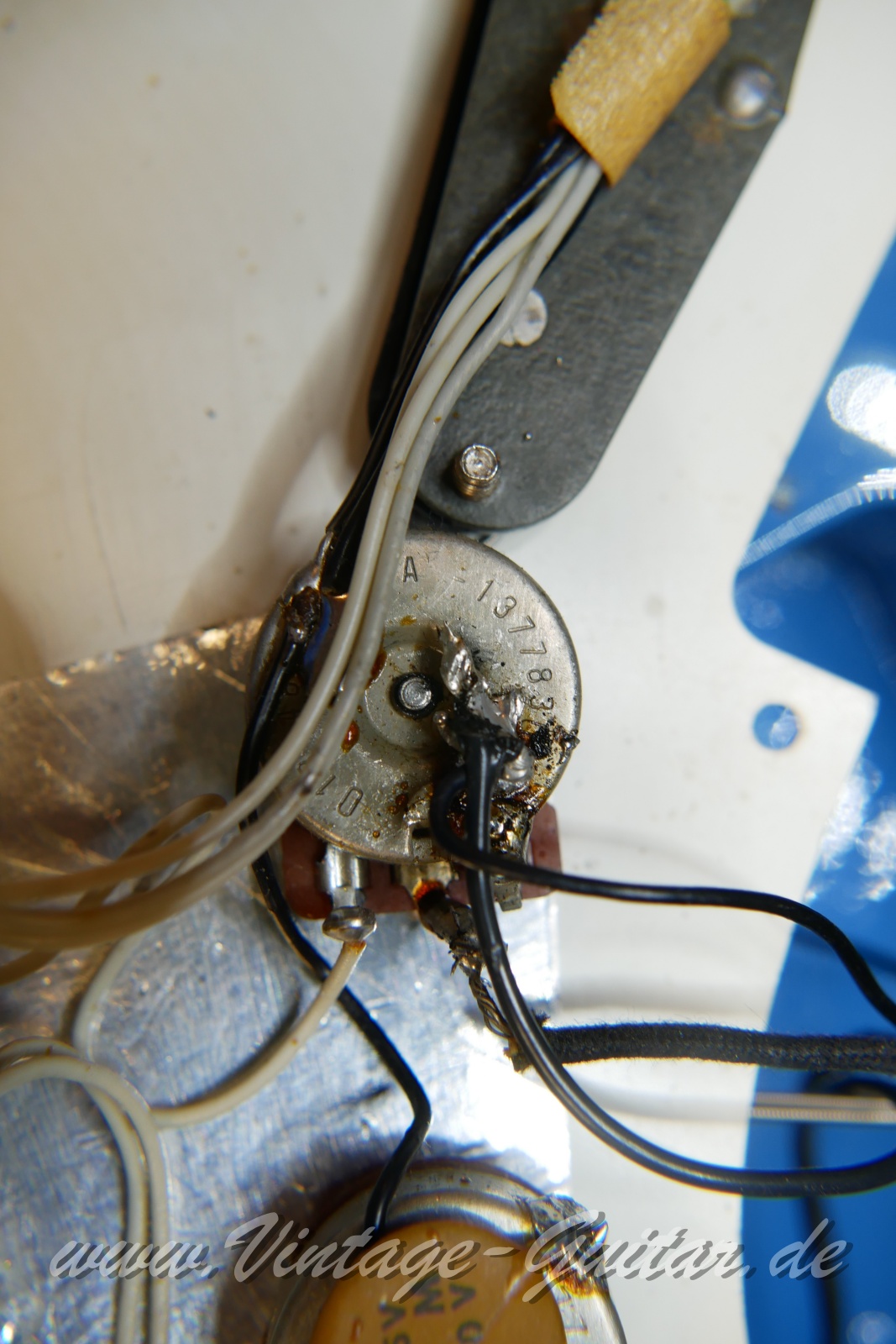 img/vintage/5149/Fender_Stratocaster_USA_maui_blue_1978-019.JPG