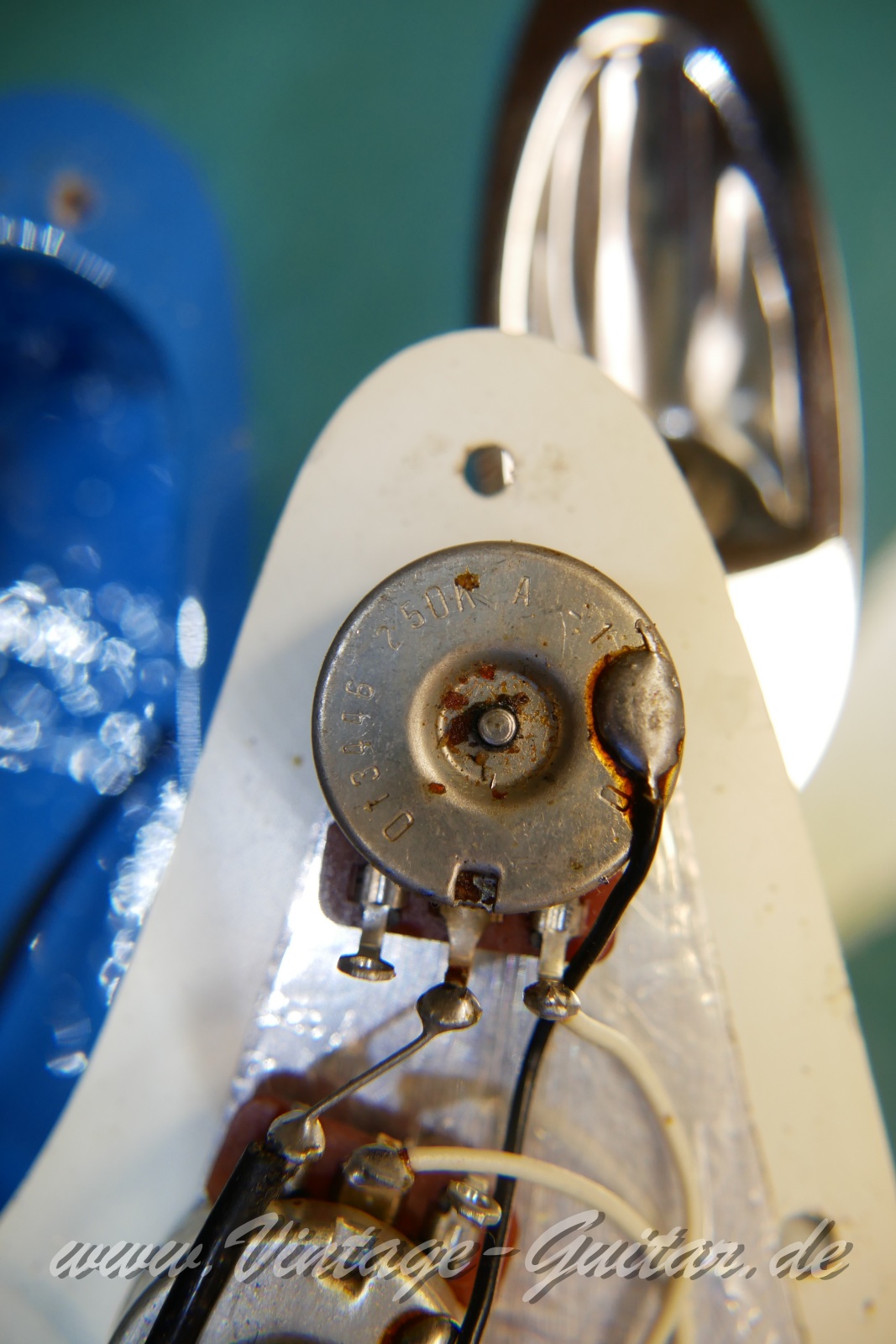 img/vintage/5149/Fender_Stratocaster_USA_maui_blue_1978-021.JPG