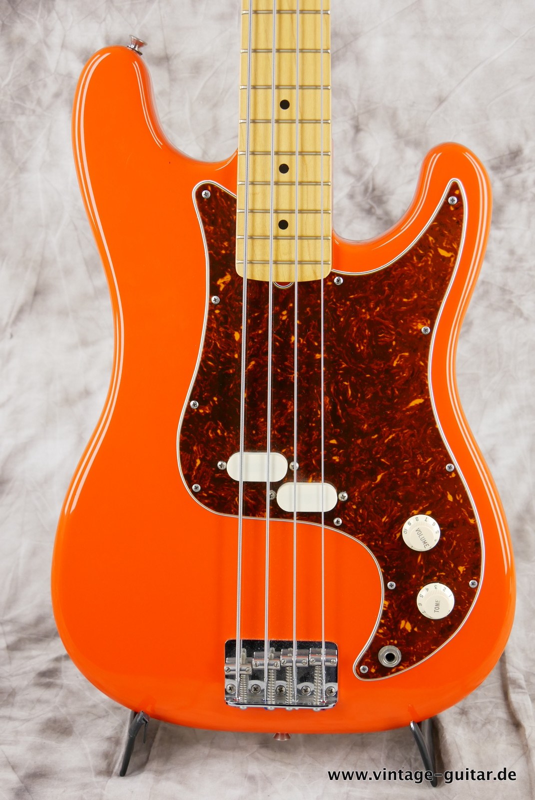 Fender_Bullet_Bass_deluxe_fiesta_red_1982-003.JPG