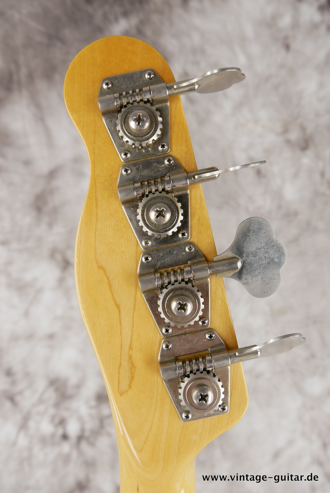 img/vintage/5155/Fender_Bullet_Bass_deluxe_fiesta_red_1982-010.JPG