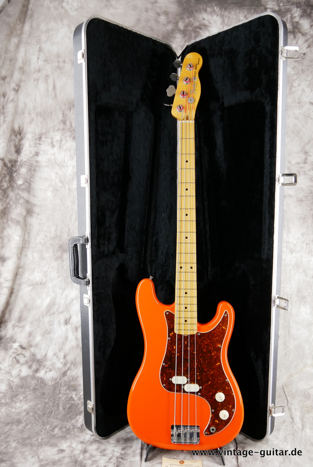 img/vintage/5155/Fender_Bullet_Bass_deluxe_fiesta_red_1982-013.JPG