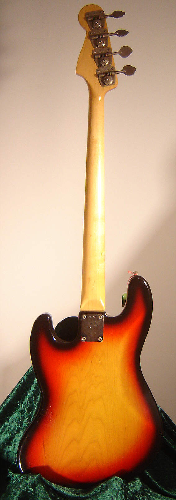 Fender-Jazz-Bass-1969-sunburst-4.jpg