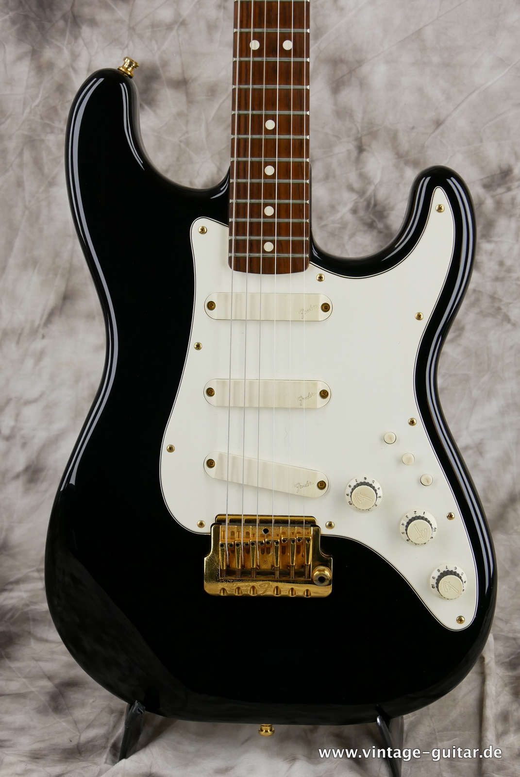 img/vintage/5166/Fender_Stratocaster_elite_USA_black_1983-003.JPG