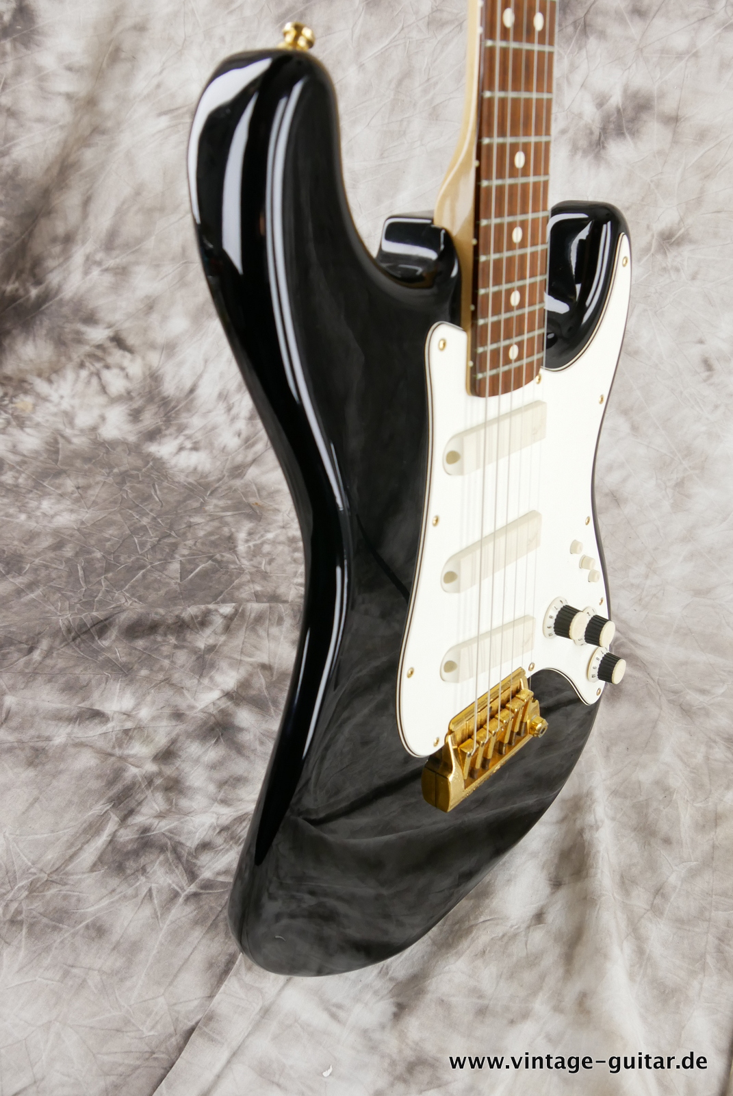 img/vintage/5166/Fender_Stratocaster_elite_USA_black_1983-005.JPG