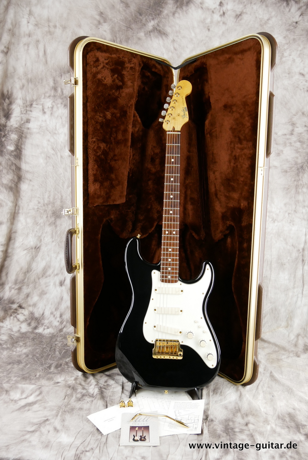 img/vintage/5166/Fender_Stratocaster_elite_USA_black_1983-014.JPG