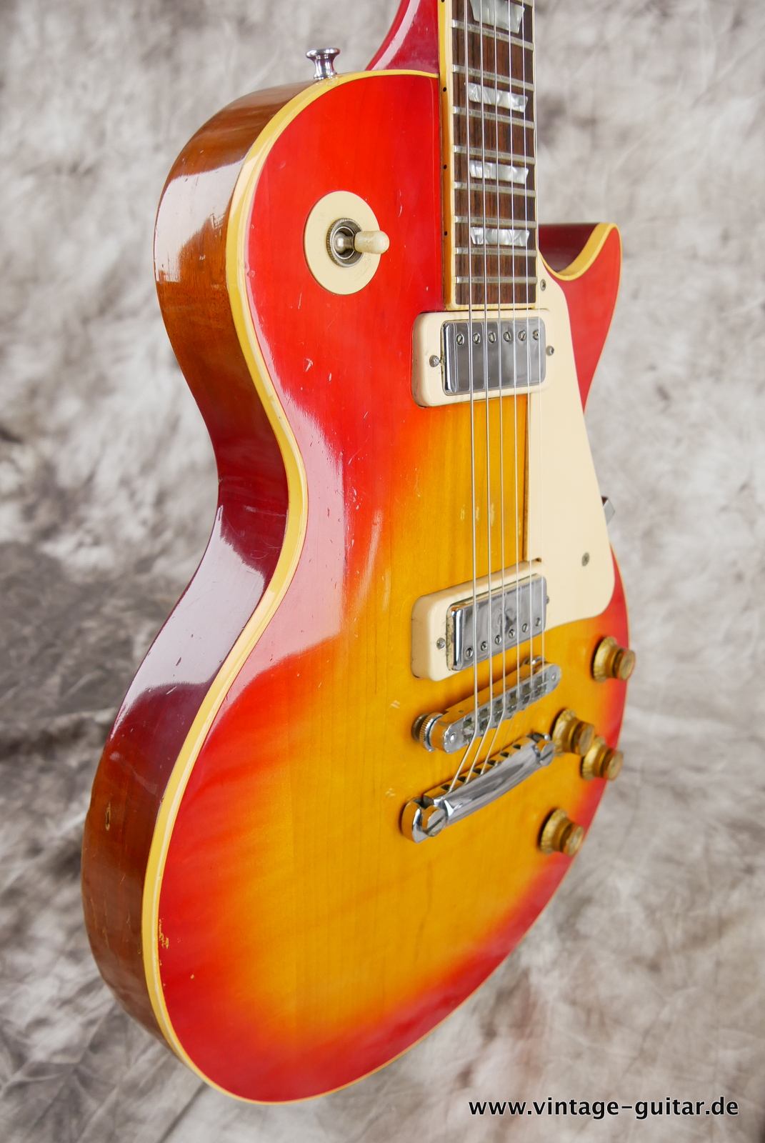 img/vintage/5168/Gibson_Les_Paul_Deluxe_cherry_sunburst_1978-005.JPG