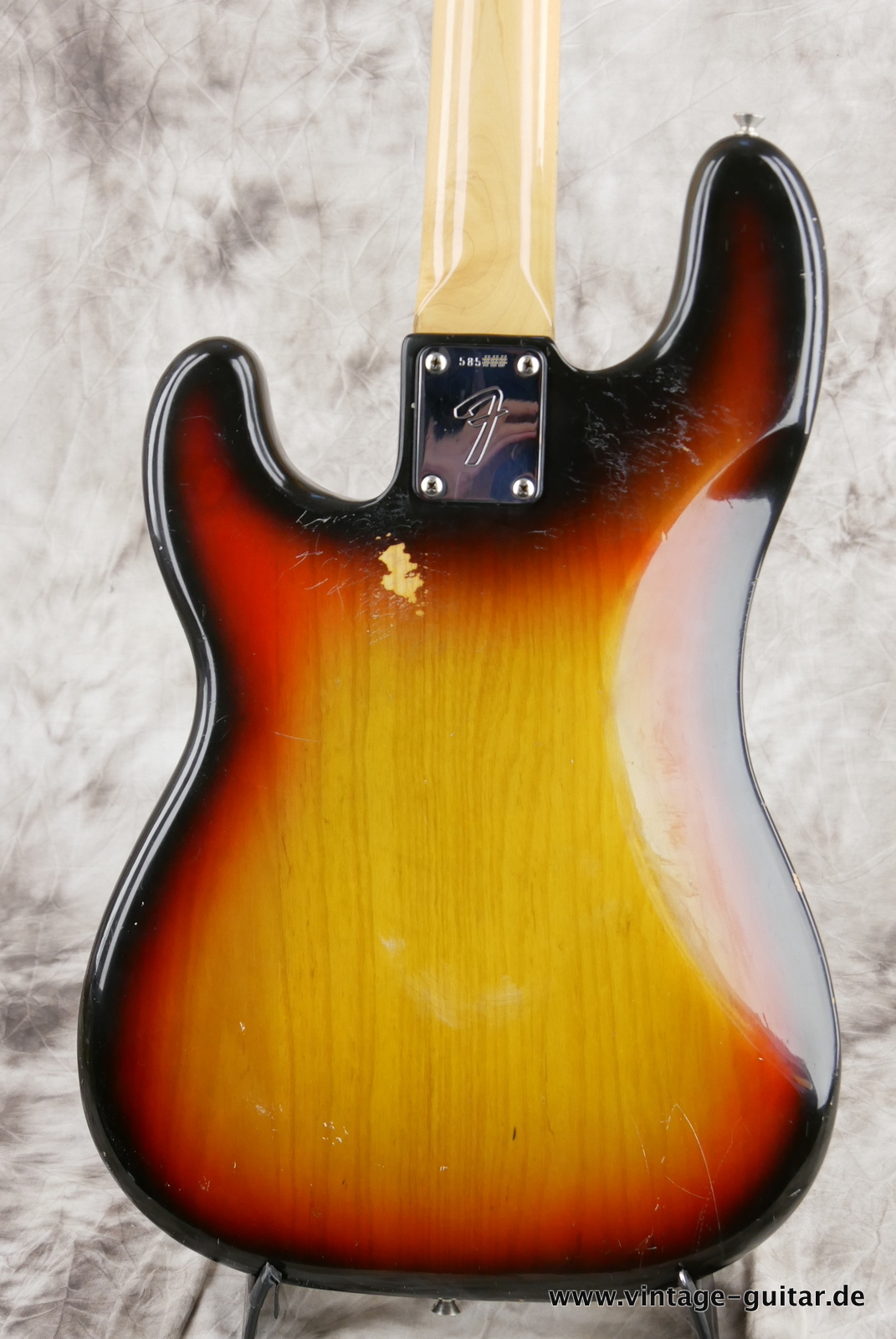 Fender_Precision_Bass_sunburst_1975-004.JPG