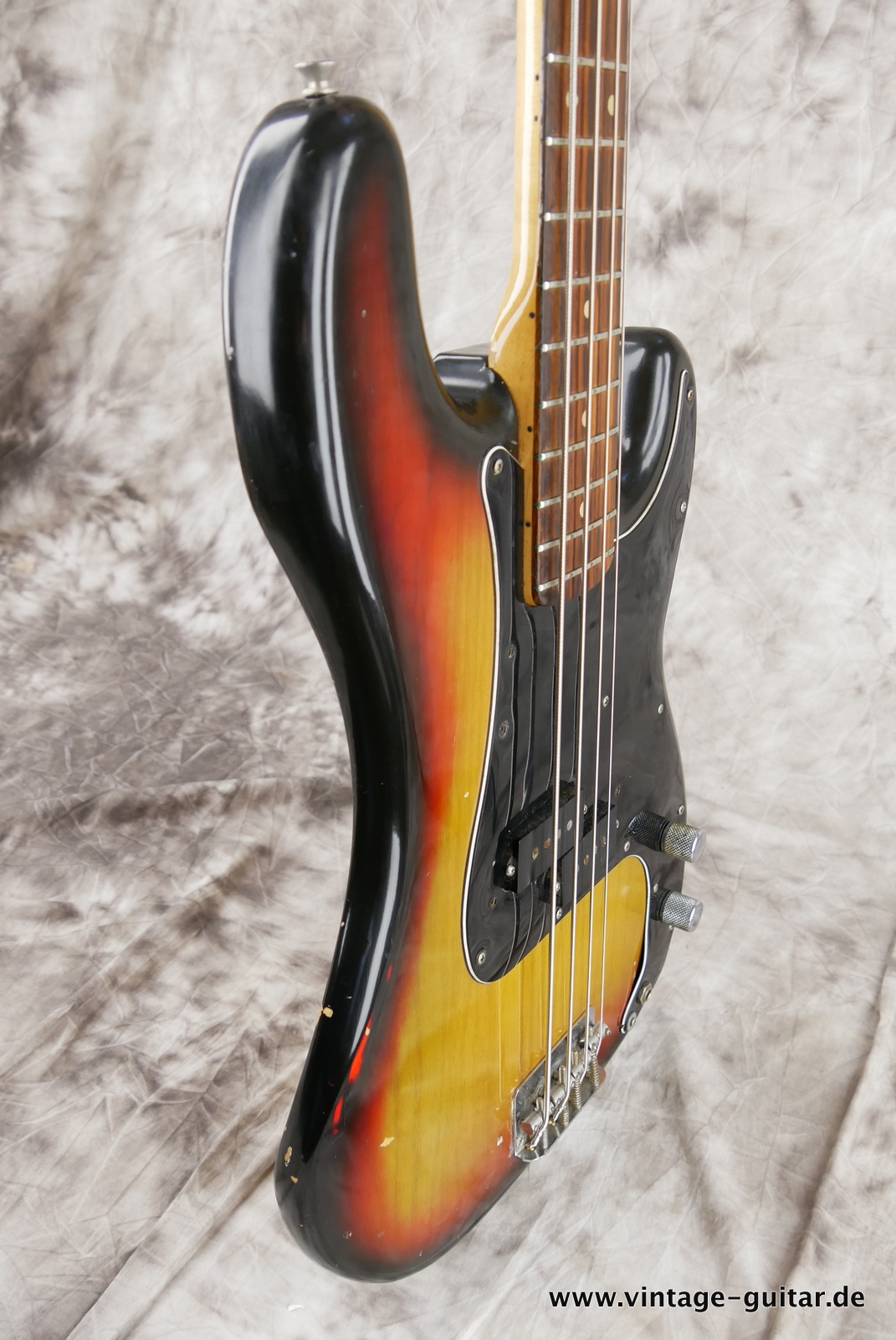 Fender_Precision_Bass_sunburst_1975-005.JPG