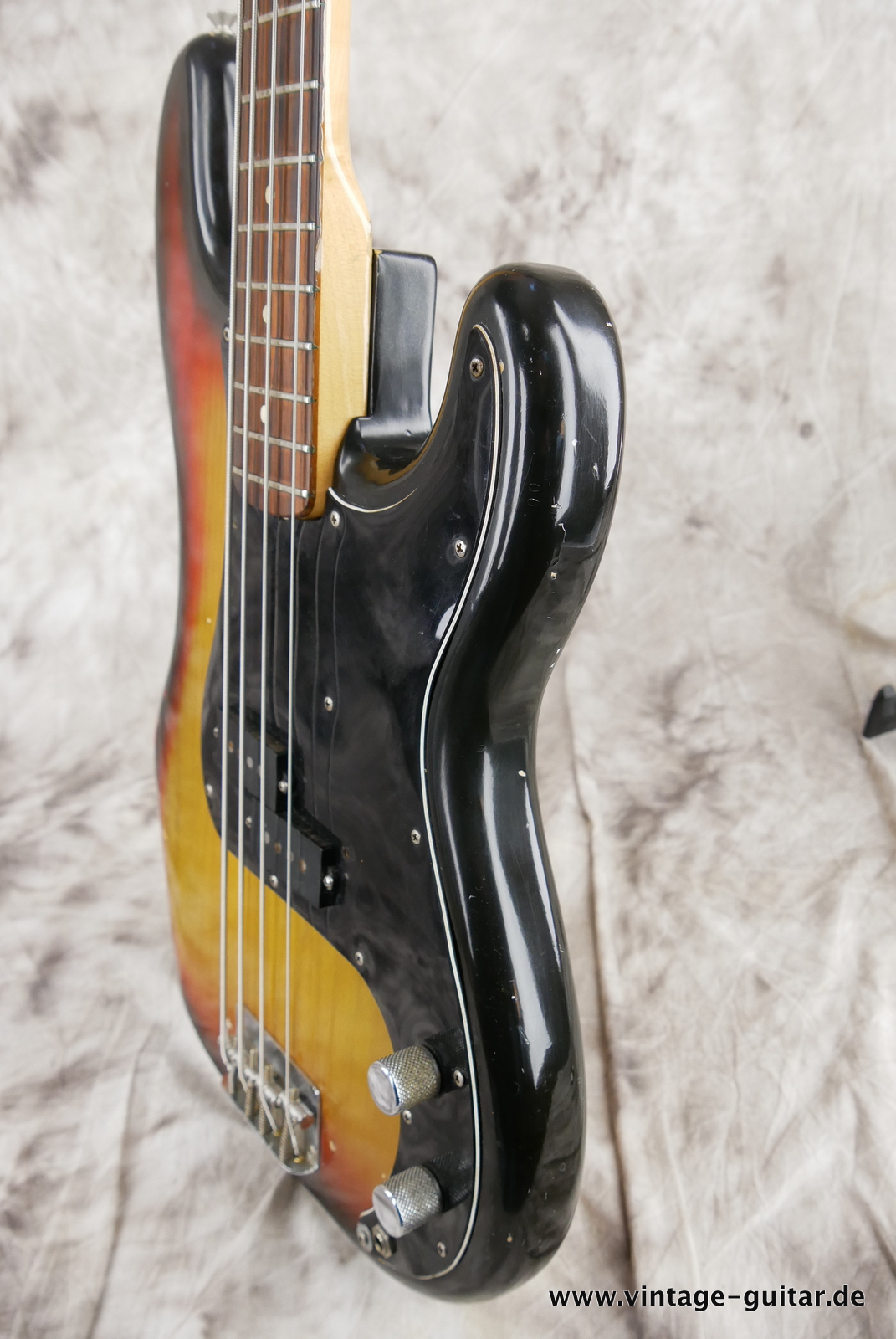 Fender_Precision_Bass_sunburst_1975-006.JPG