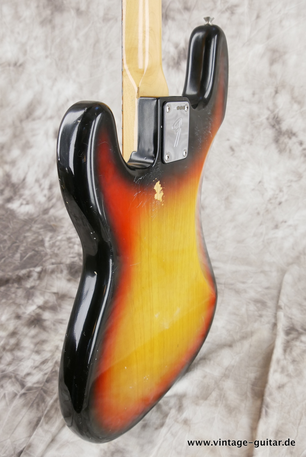 Fender_Precision_Bass_sunburst_1975-007.JPG