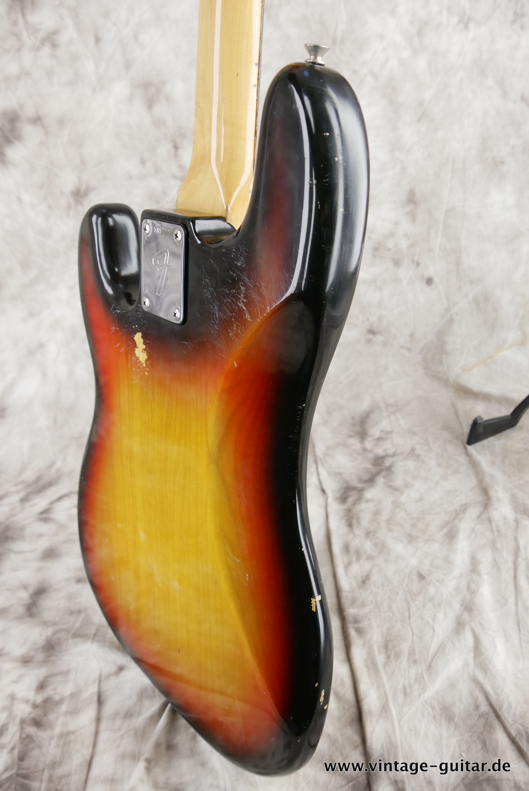 Fender_Precision_Bass_sunburst_1975-008.JPG