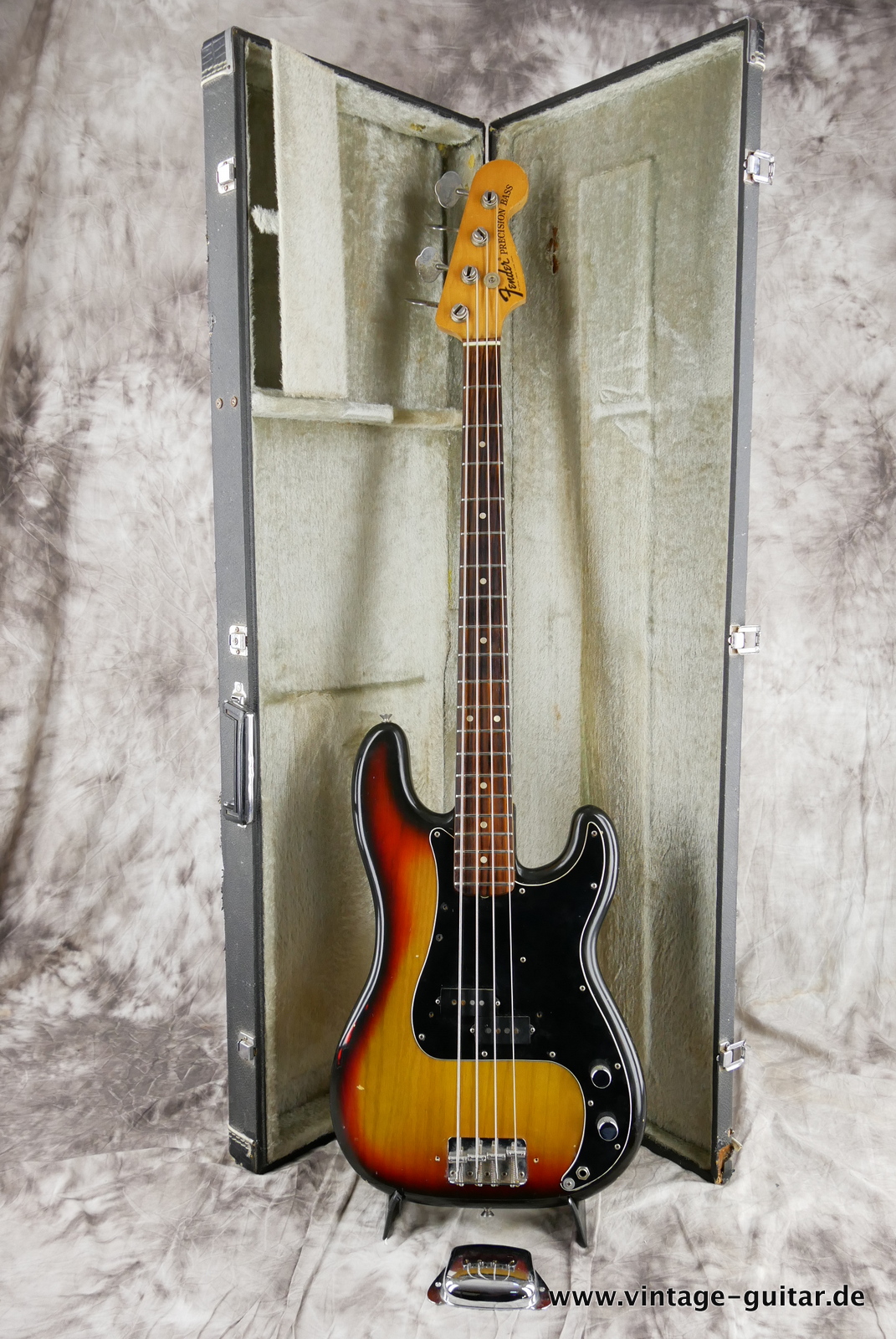 Fender_Precision_Bass_sunburst_1975-013.JPG