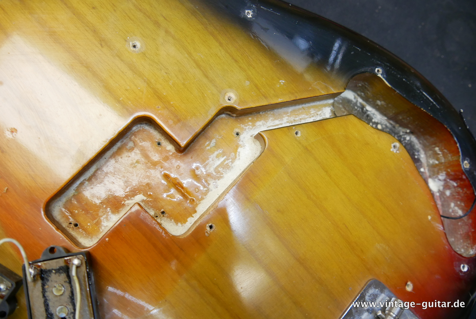 Fender_Precision_Bass_sunburst_1975-018.JPG