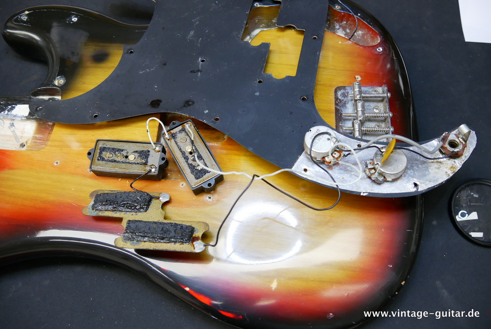 Fender_Precision_Bass_sunburst_1975-021.JPG