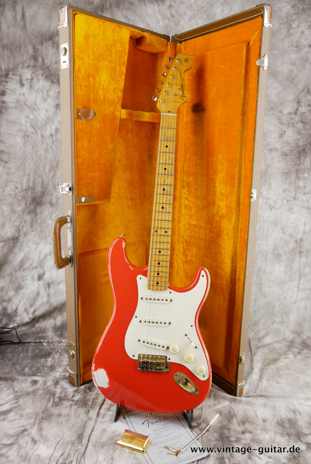 img/vintage/5174/Fender_Stratocaster_1958_relic_Custom_shop_Platinum_dealer_PD3_Cunetto_John_Cruz_fiesta_red_1997-014.JPG