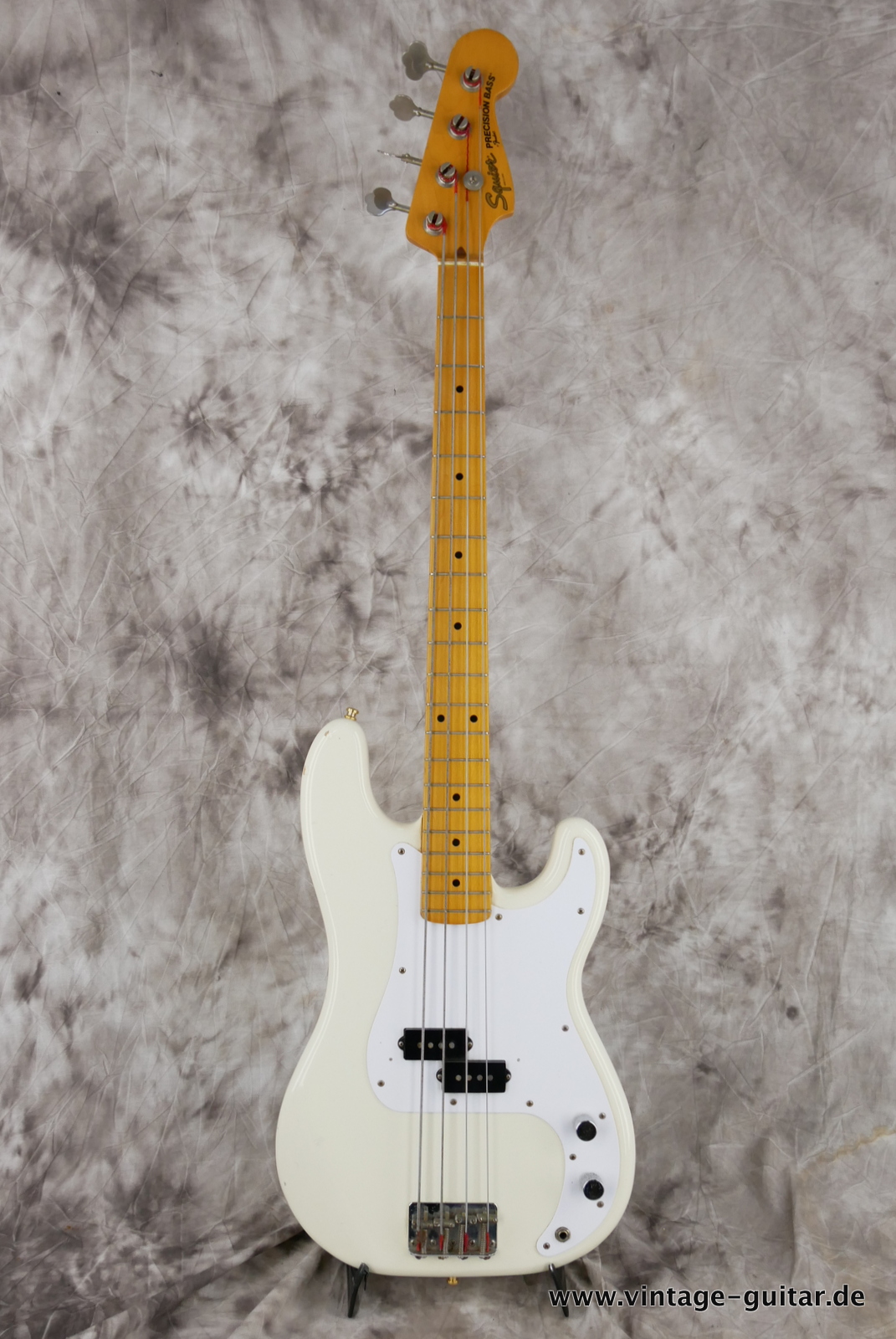 squier-precision-1983-olympic-white-001.JPG