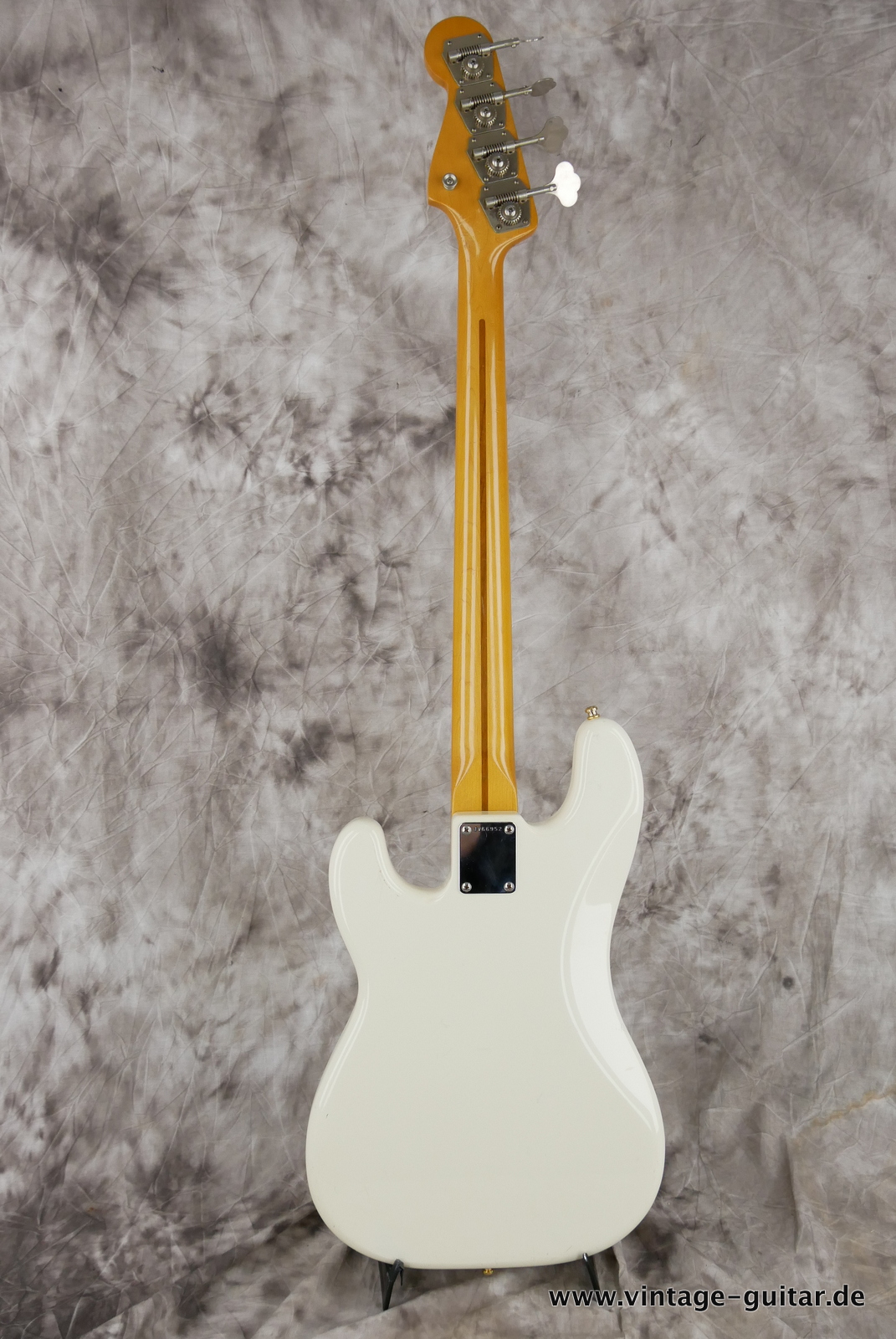 squier-precision-1983-olympic-white-003.JPG