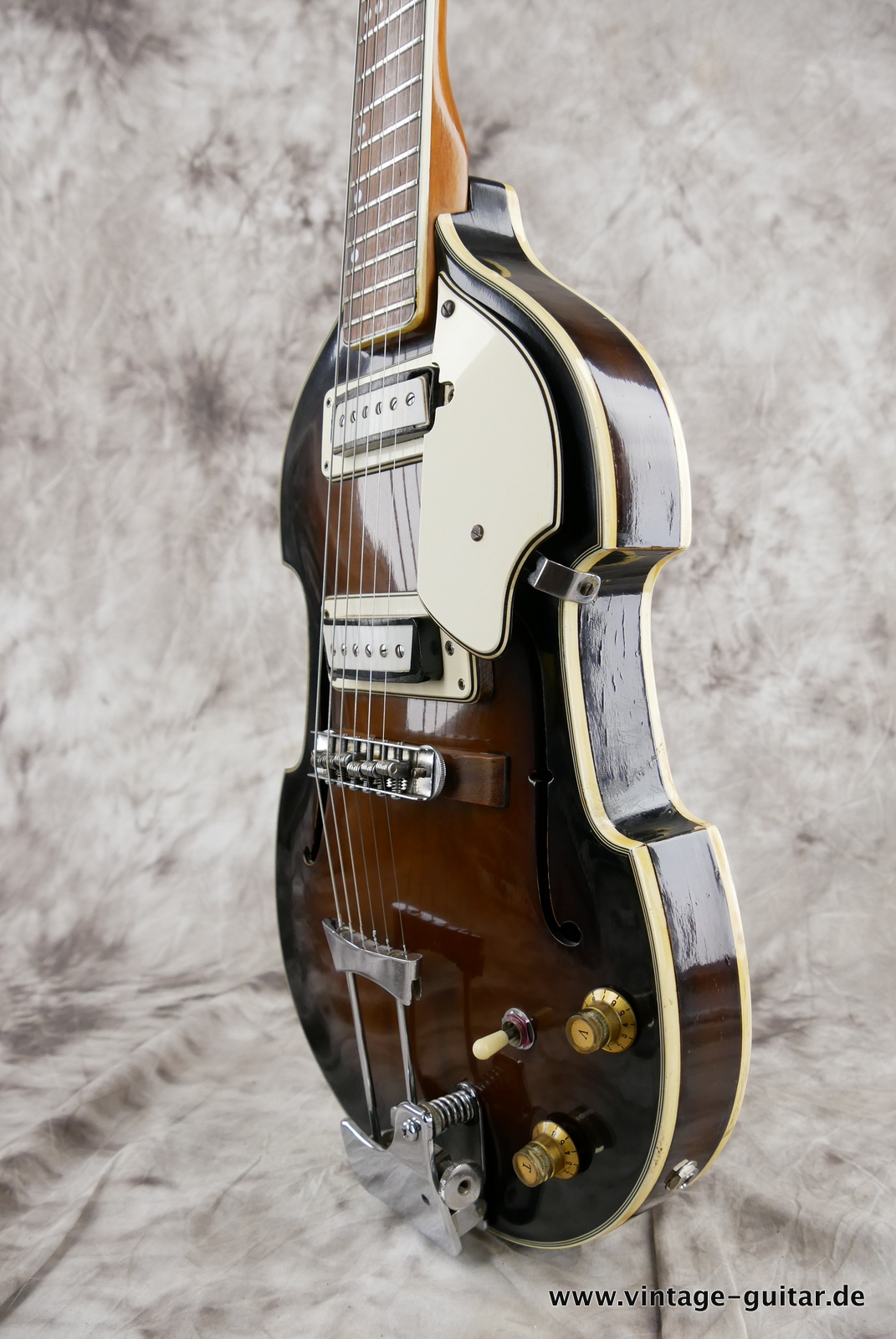 img/vintage/5194/Aria_Mod_1402T_violine_guitar_60s_japan_vintage_fhole-006.JPG
