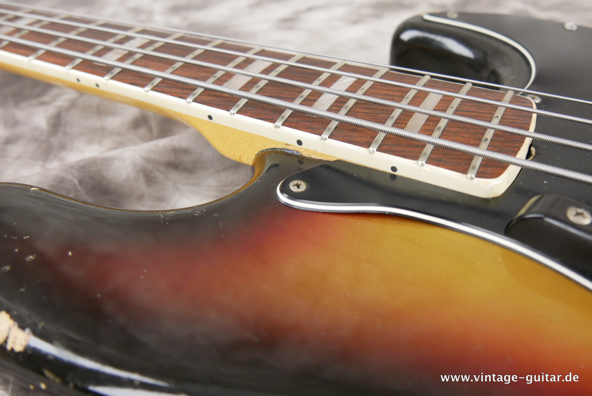 Fender-Jazz-Bass-1974-alder-sunburst-018.JPG