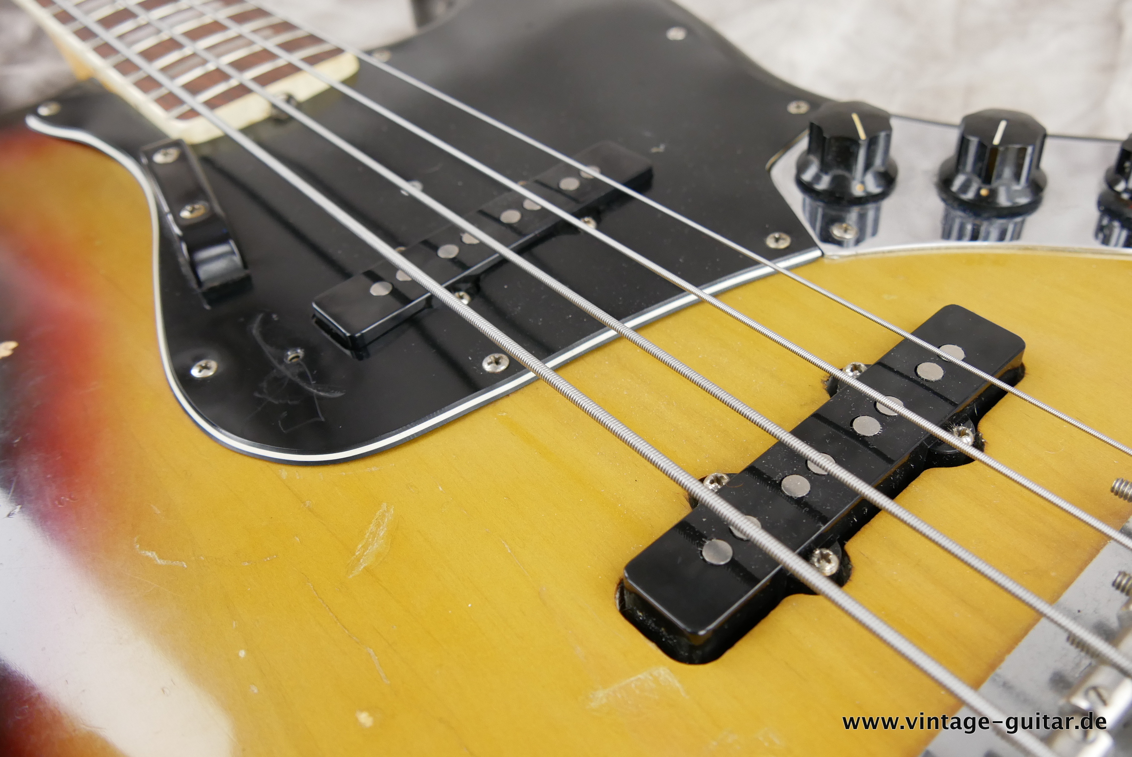 Fender-Jazz-Bass-1974-alder-sunburst-019.JPG
