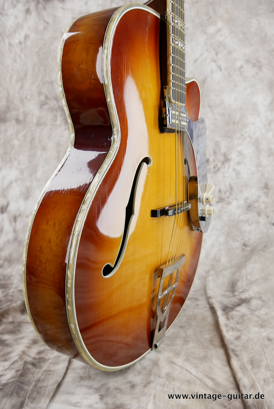 img/vintage/5202/Hofner_hoefner_committee_1960_1964_60s_rare_bird_version_germany_madeingermany_sunburst-005.JPG