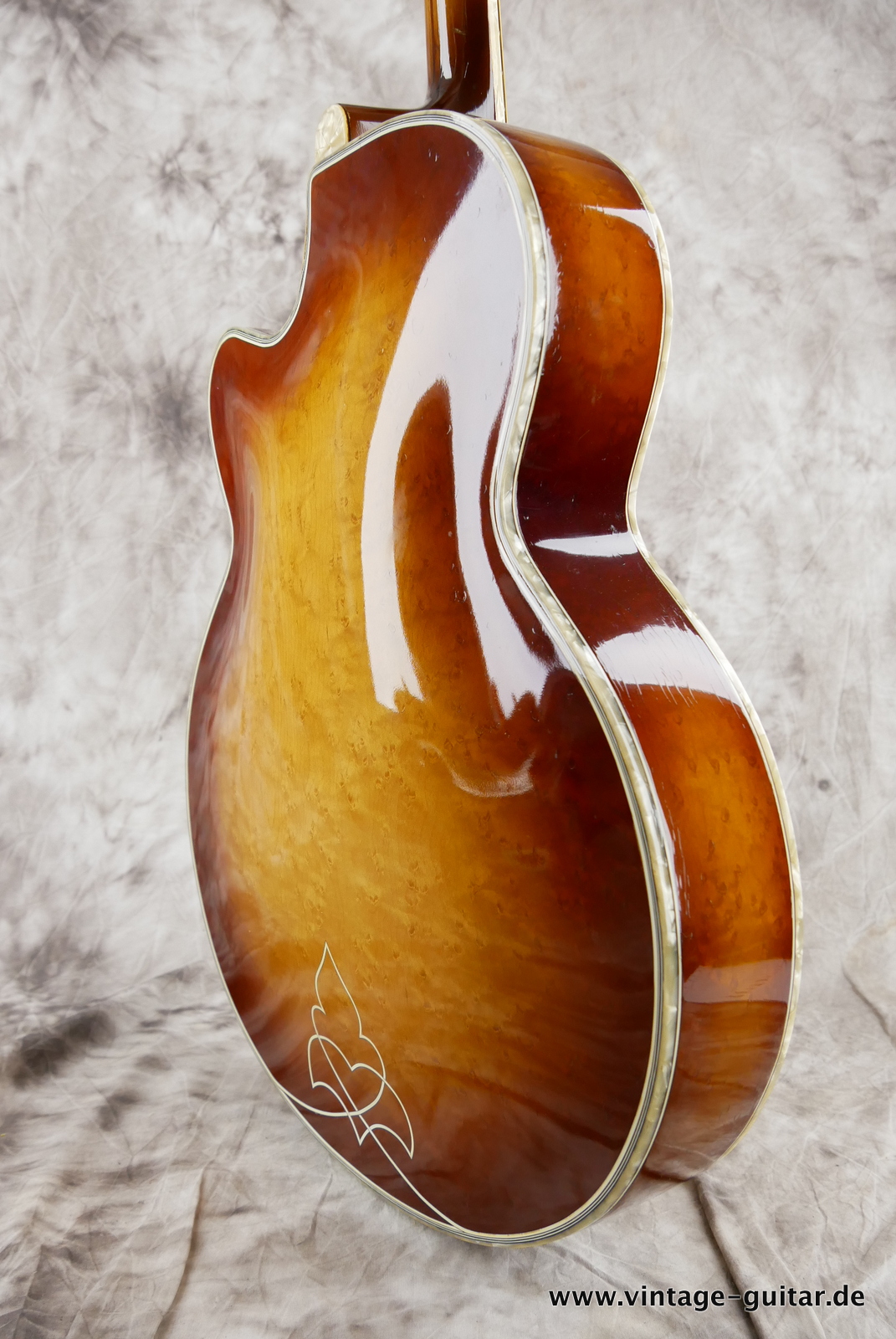img/vintage/5202/Hofner_hoefner_committee_1960_1964_60s_rare_bird_version_germany_madeingermany_sunburst-008.JPG