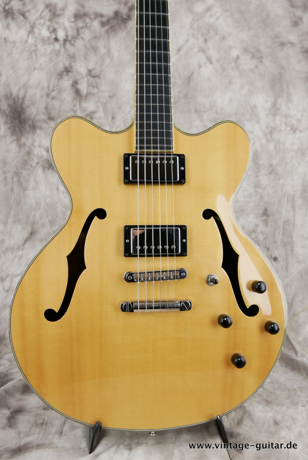 img/vintage/5208/Hofner_hoefner_verythin_limited_edition_very_thin_2012_smoked_eucalyptus_thomas_stuehlein_stuhlein_oneoften_master_luthier-003.JPG