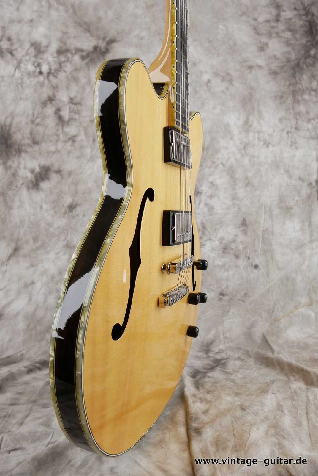 img/vintage/5208/Hofner_hoefner_verythin_limited_edition_very_thin_2012_smoked_eucalyptus_thomas_stuehlein_stuhlein_oneoften_master_luthier-005.JPG