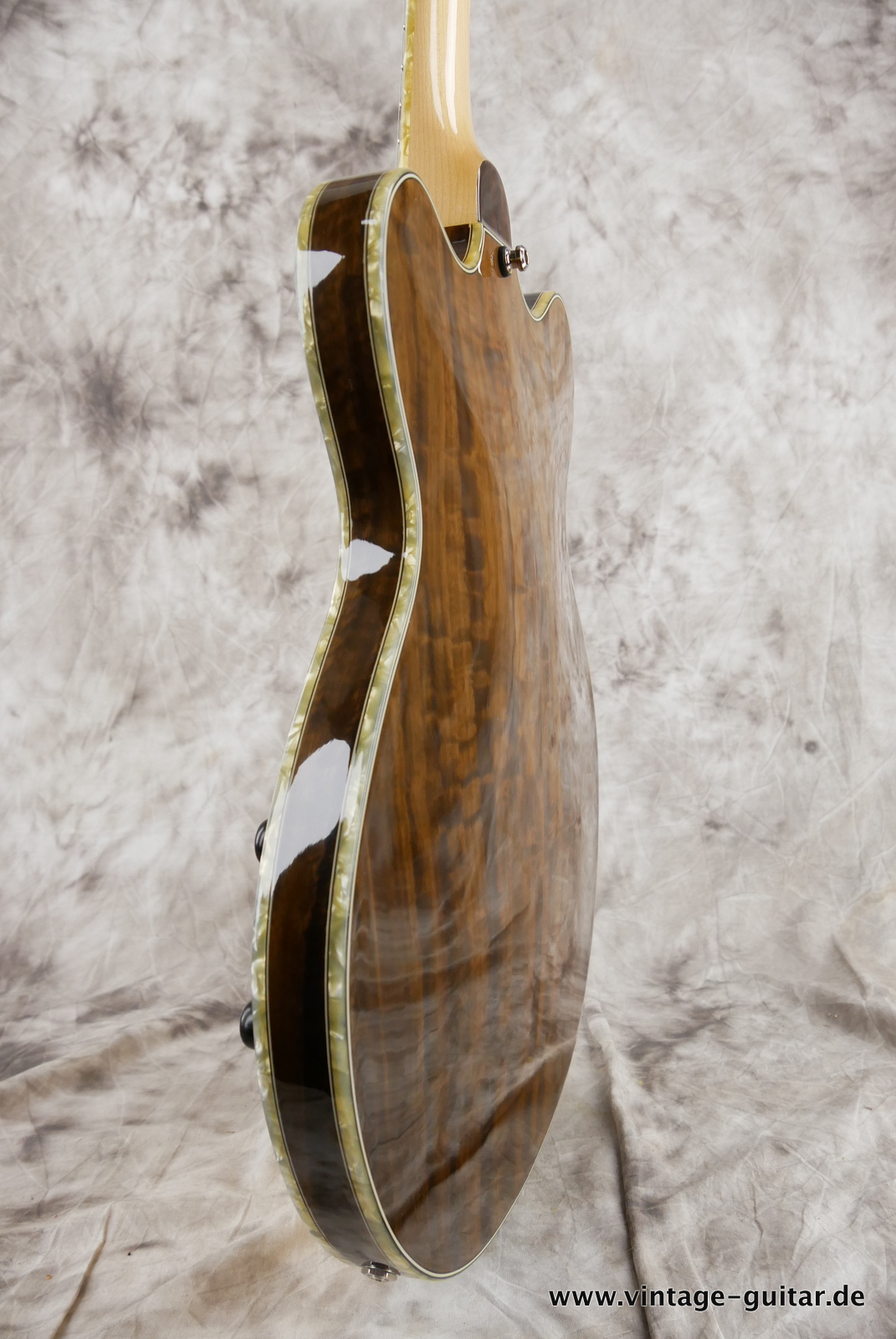 img/vintage/5208/Hofner_hoefner_verythin_limited_edition_very_thin_2012_smoked_eucalyptus_thomas_stuehlein_stuhlein_oneoften_master_luthier-007.JPG