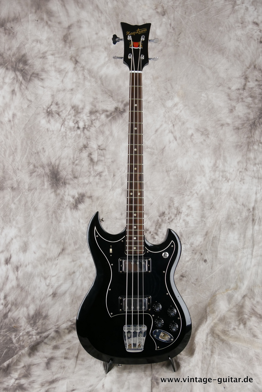 Hagstrom-HB-II-B-1971-black-001.JPG