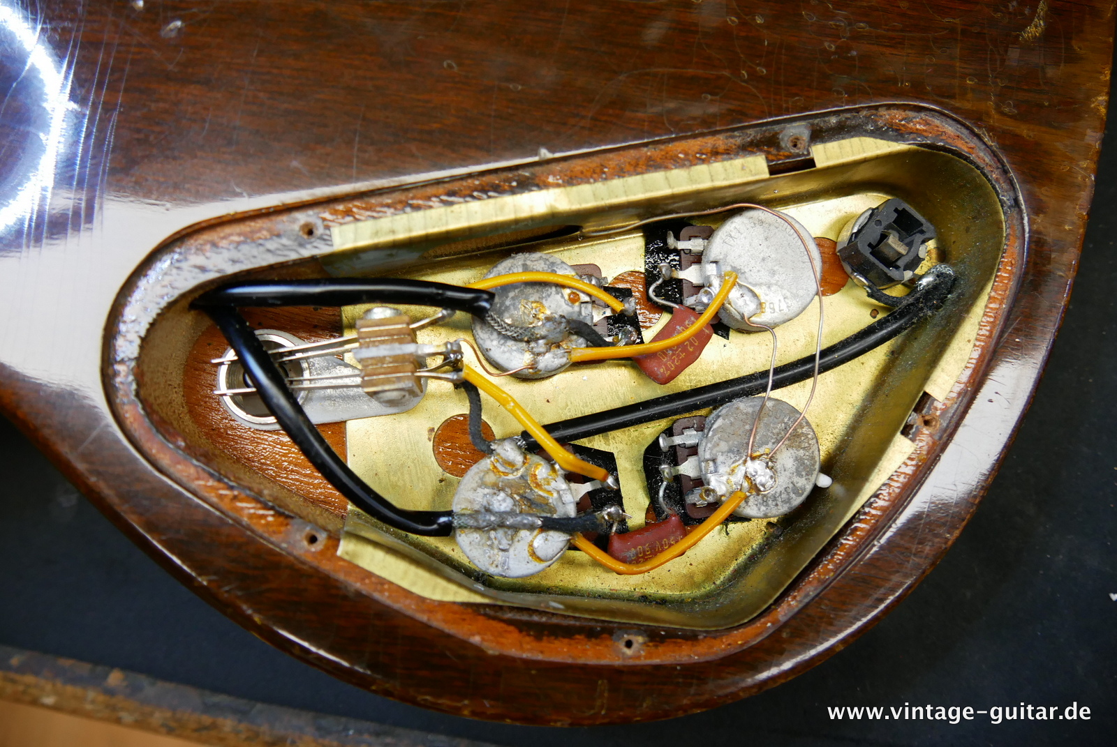 img/vintage/5218/Gibson-SG-Standard-1969-walnut-047.JPG