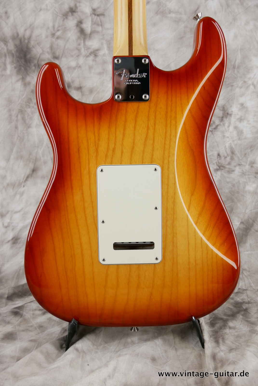 Fender-Stratocaster-American-Pro-I-2017-sienna-sunburst-004.JPG