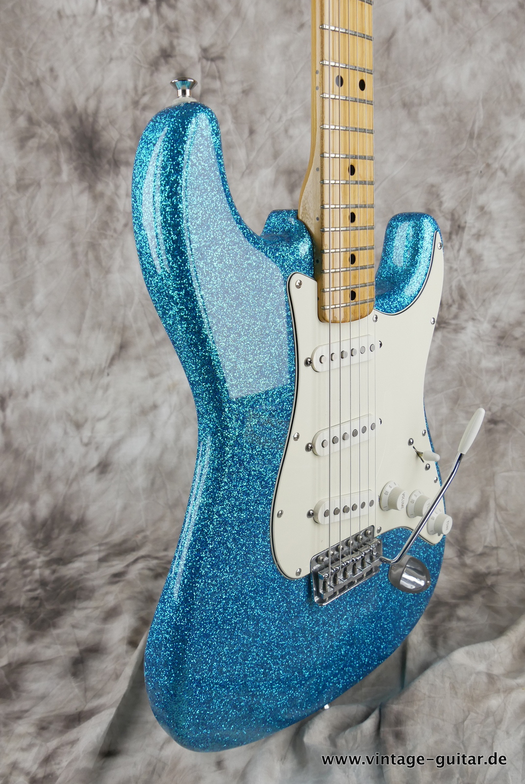img/vintage/5223/Fender-Stratocaster-1974c-blue-sparkle-009.JPG