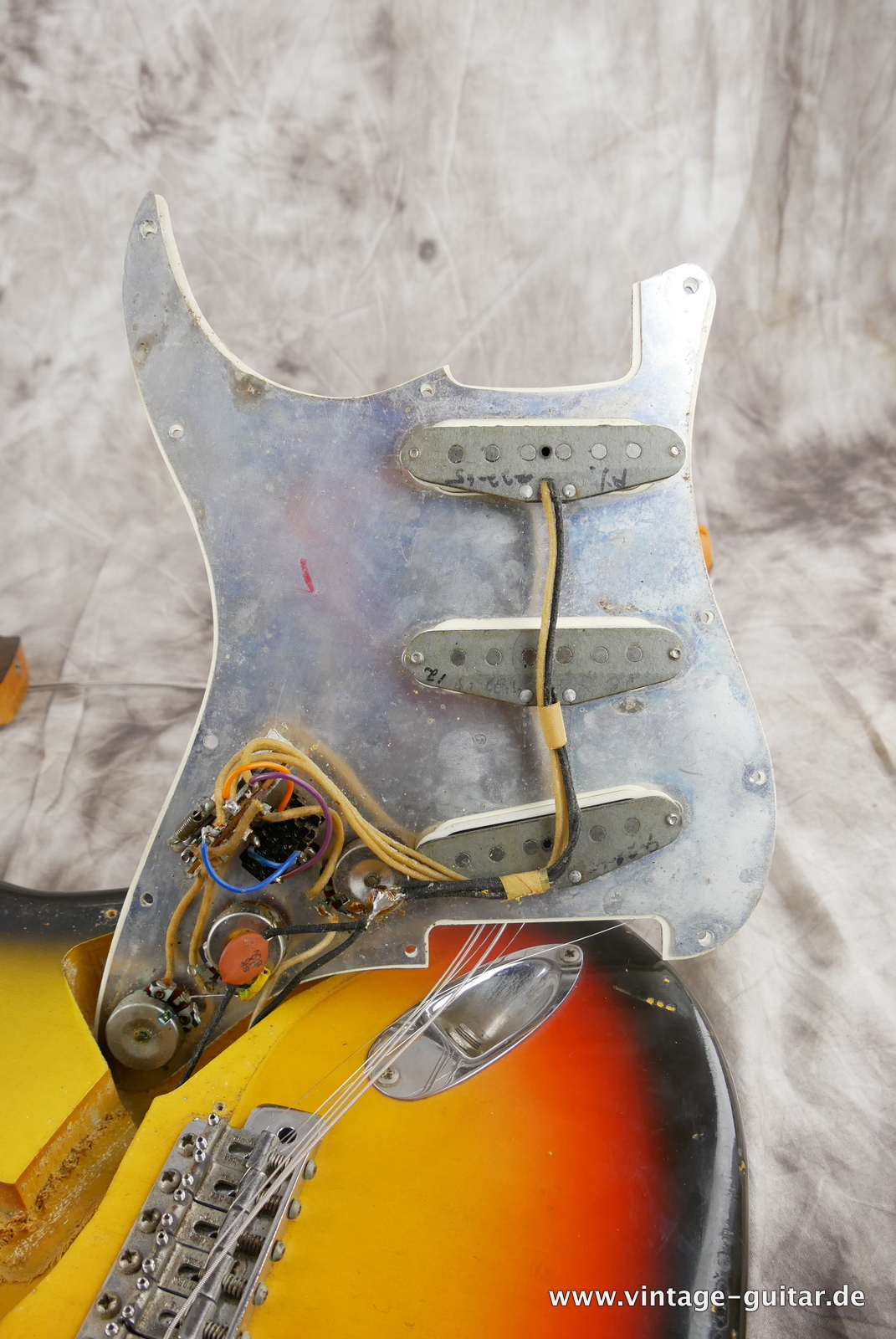 img/vintage/5240/Fender-Stratocaster-Pre-CBS-1965-sunburst-021.JPG
