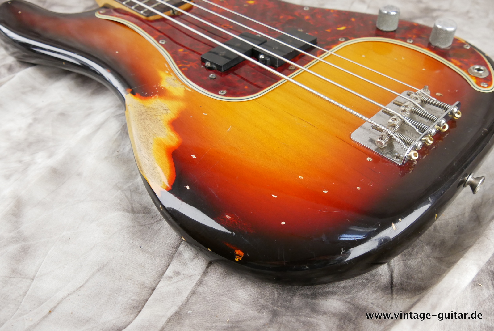 Fender-Precision-1961-sunburst-015.JPG